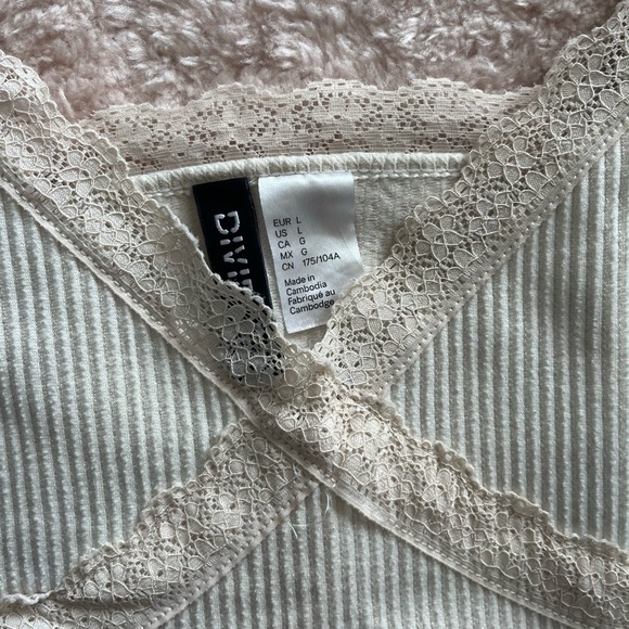 Cream tank top with adjustable straps and lace trim - Picture 2 of 2